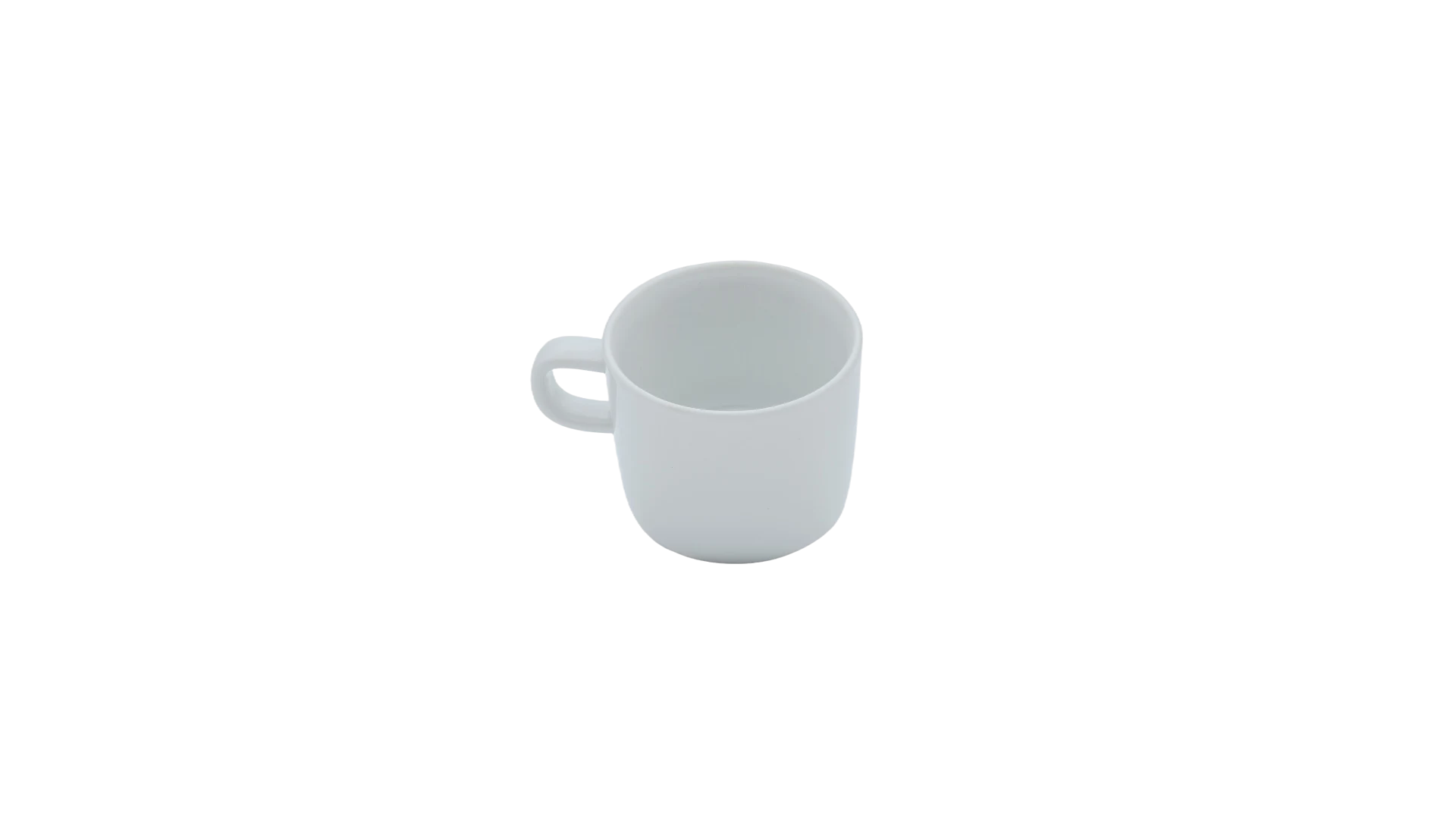 ADA Kaffeetasse, leicht erhöhte Seitenansicht — klare zylindrische Form mit feinem Henkel in mattem Weiß
