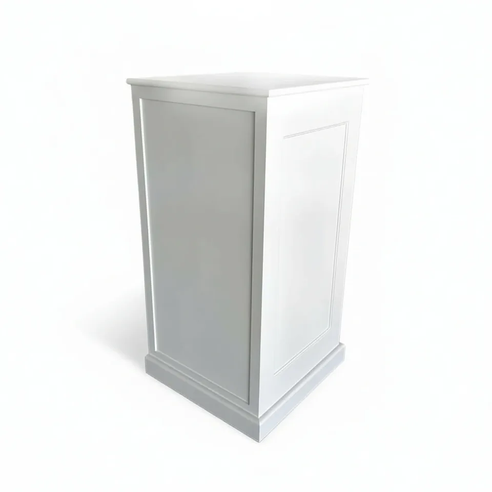 Mobile Bar-Säule „Pure“ in Weiß, Dreiviertelansicht — schlanke Säule mit feiner Kassettenoptik und sauberer Sockelleiste auf neutralem Hintergrund