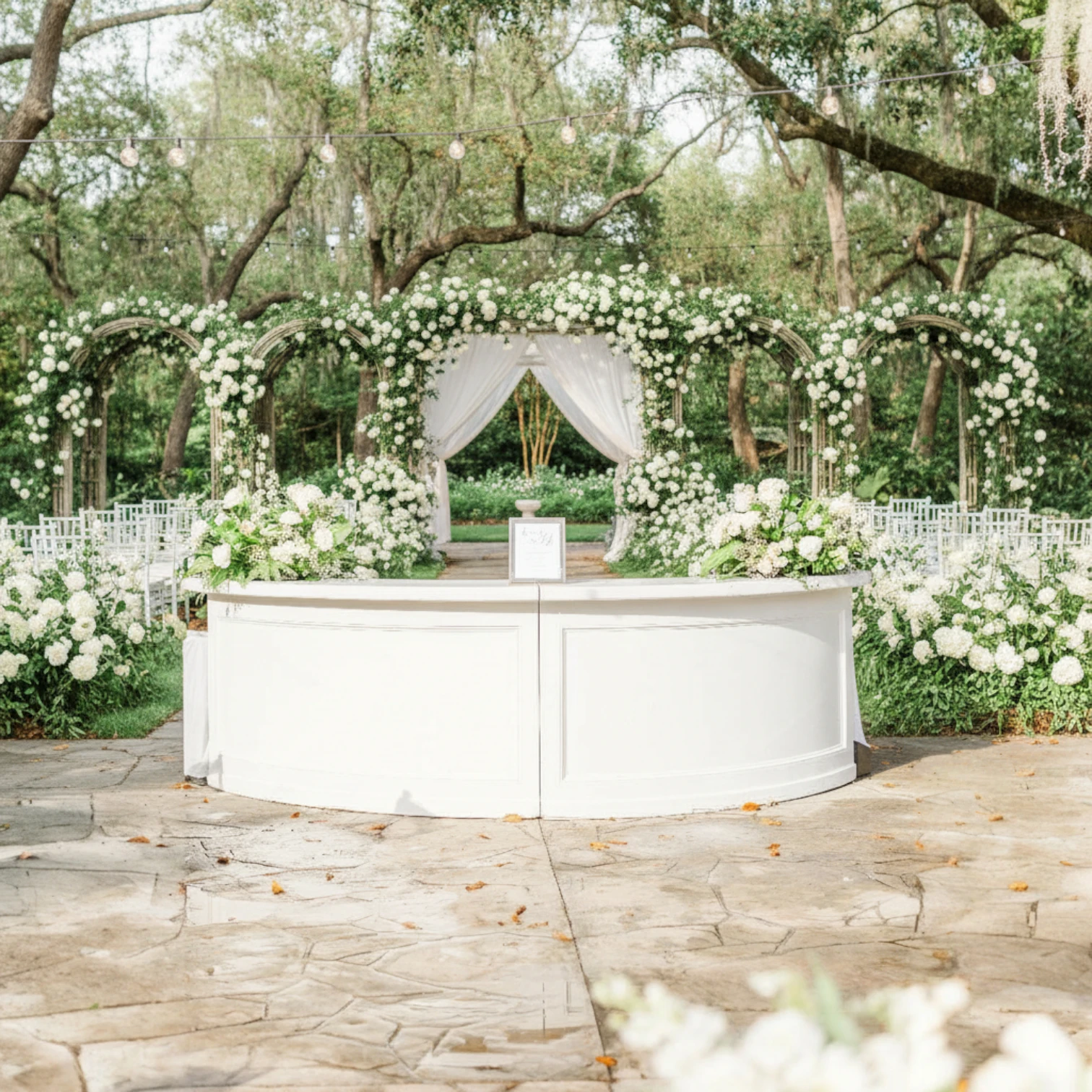 Zwei „Pure"-Viertelrundtheken zu einer geschwungenen Halbrund-Bar kombiniert — Outdoor-Hochzeit mit weißen Hortensien, Blütenbögen und Lichterketten