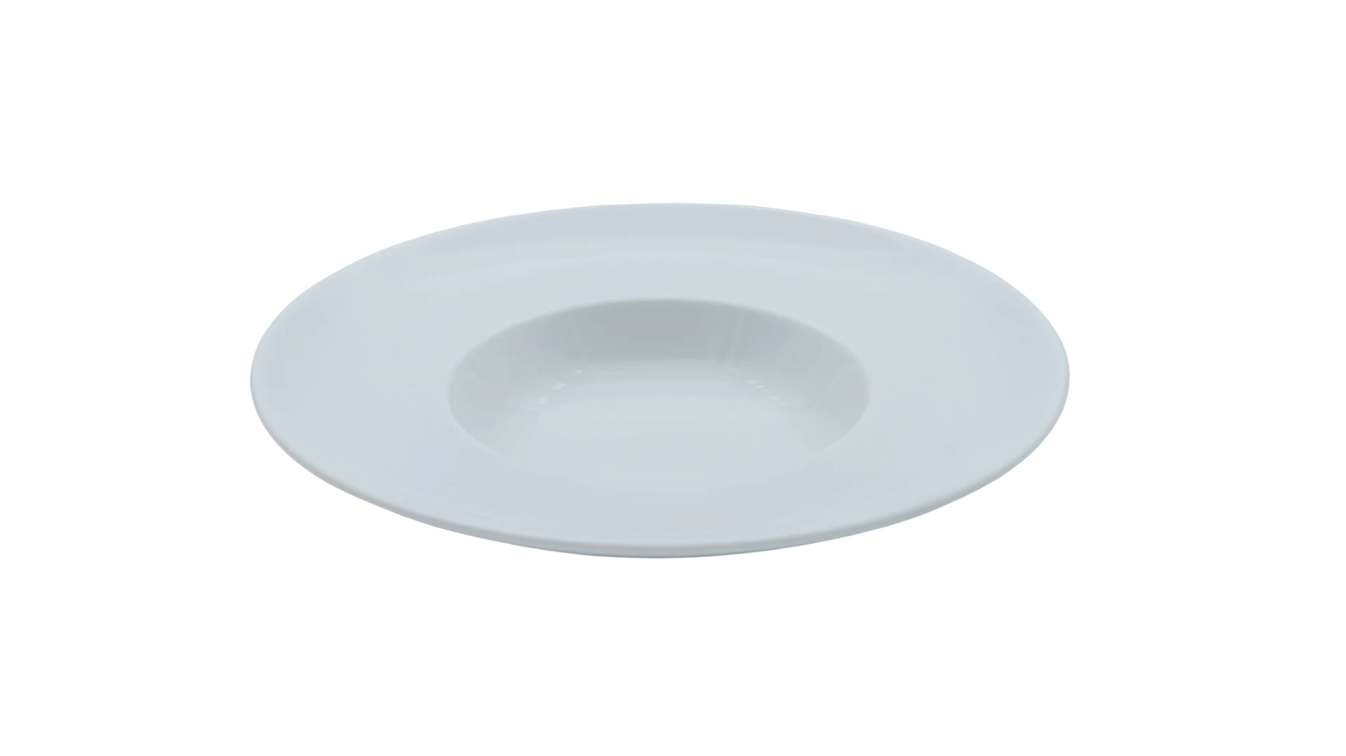 BASIC Suppenteller in Weiß, flacherer Blickwinkel — runde Form mit großzügigem Rand, ideal als Bühne für Suppen, Pasta oder Vorspeisen