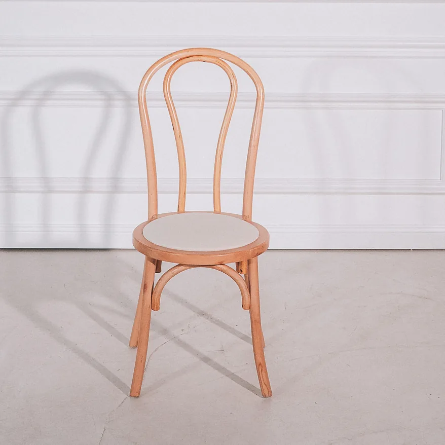 Bentwood Chair Beige mit heller gepolsterter Sitzfläche, von vorn.