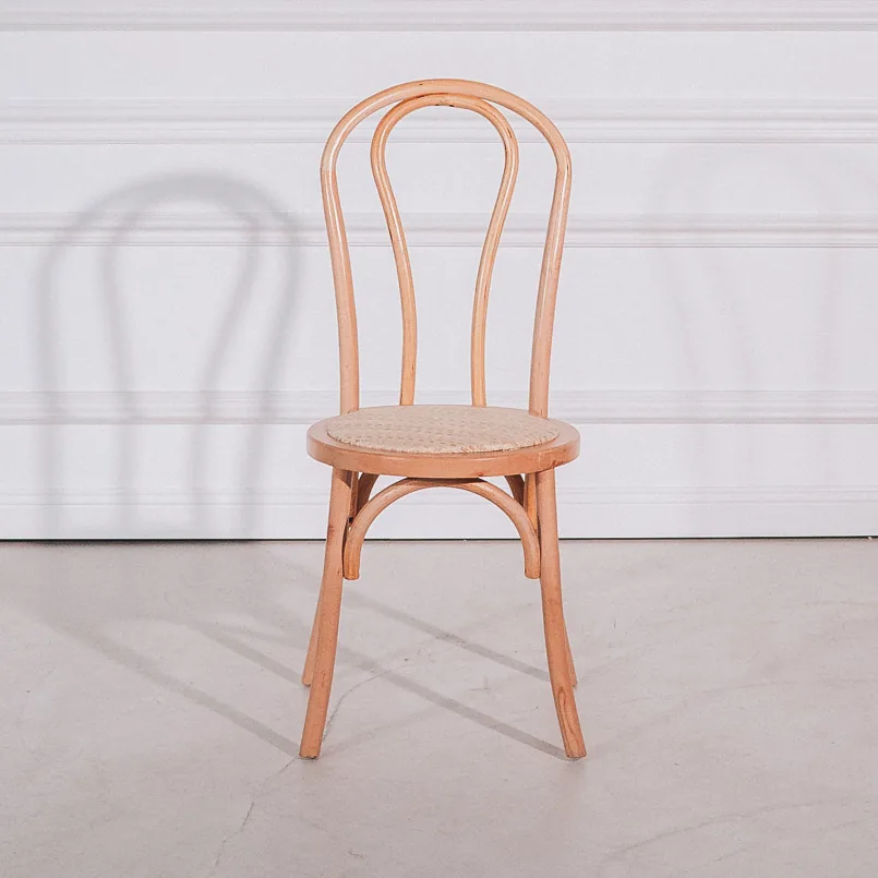 Bentwood Chair Rattan mit Bugholzlehne und geflochtener Sitzfläche, von vorn.