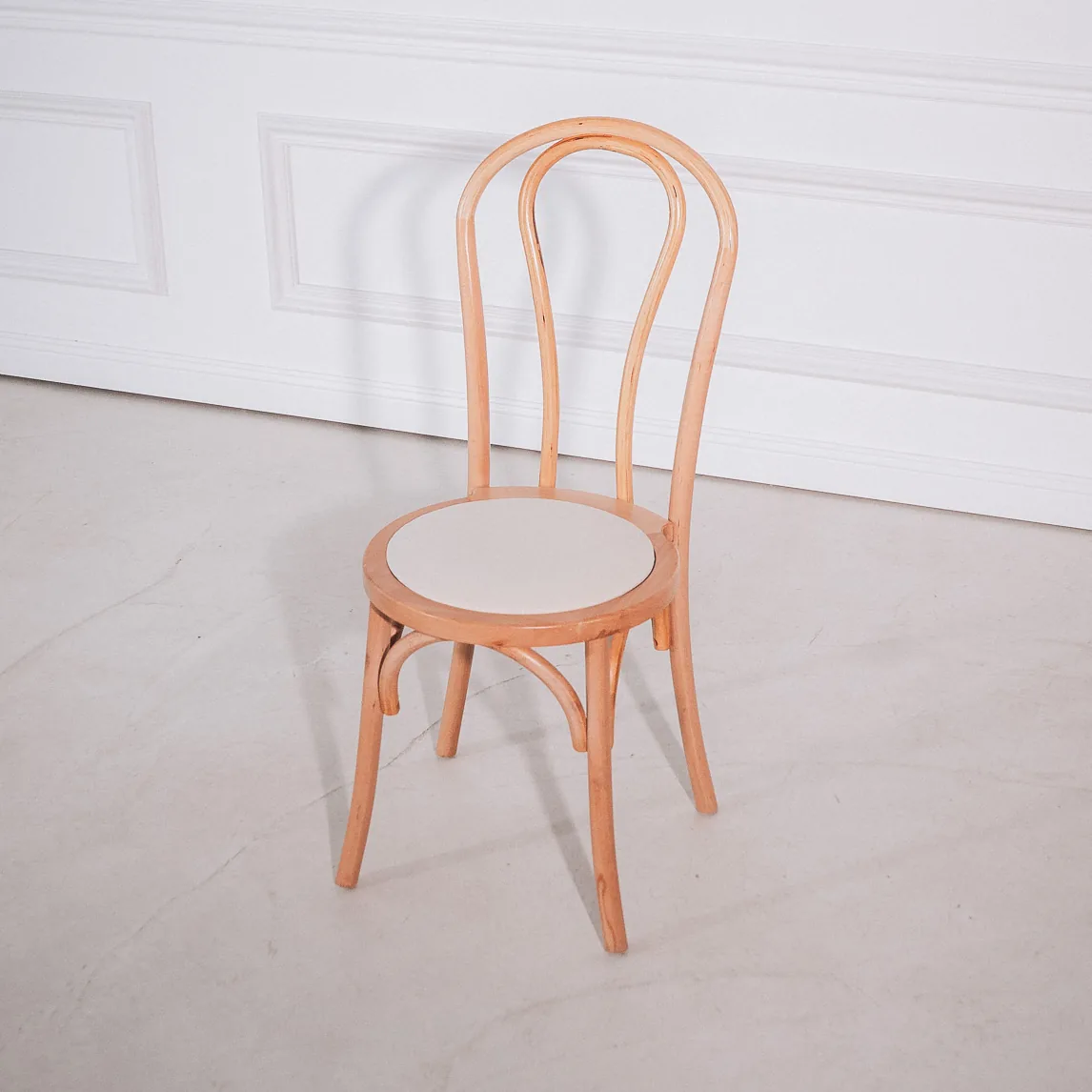 Bentwood Chair Weiß mit heller Sitzauflage, schräg von vorn.
