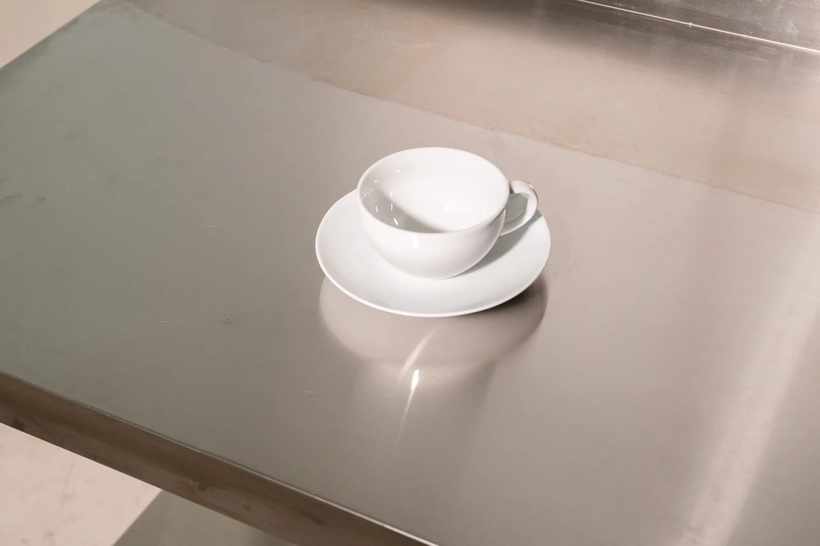 Weiße bauchige Delta-Cappuccinotasse mit passender Untertasse. Weitere Ansicht.