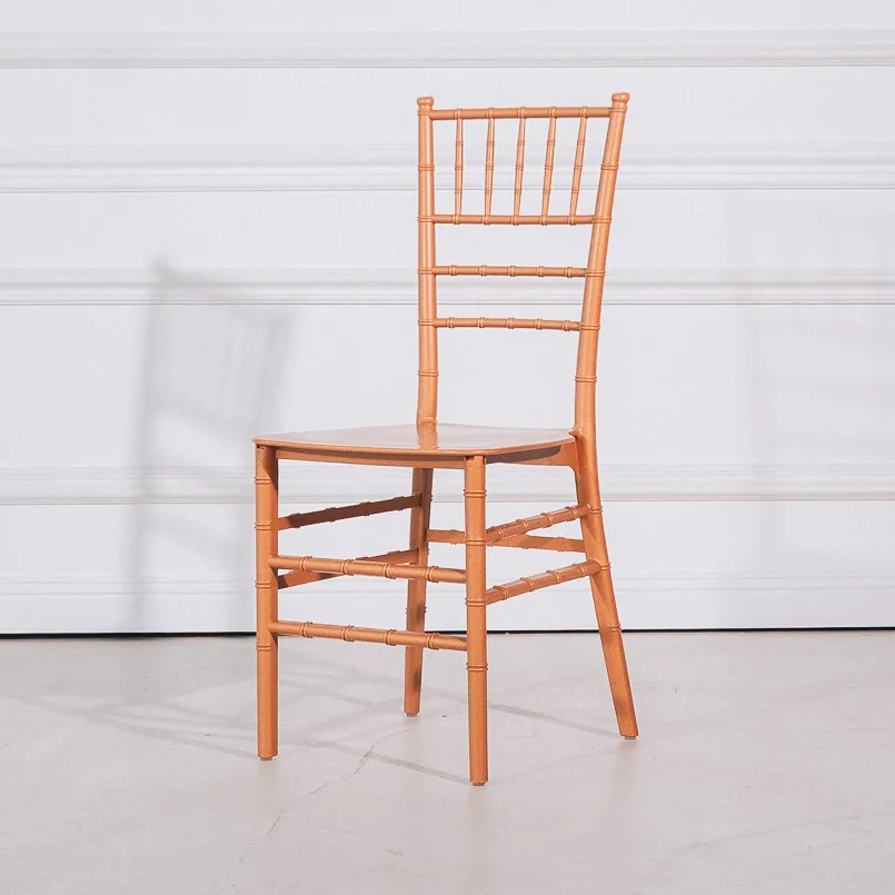 Chiavari Tiffany Gold mit filigranen Rückenstreben, von vorn.