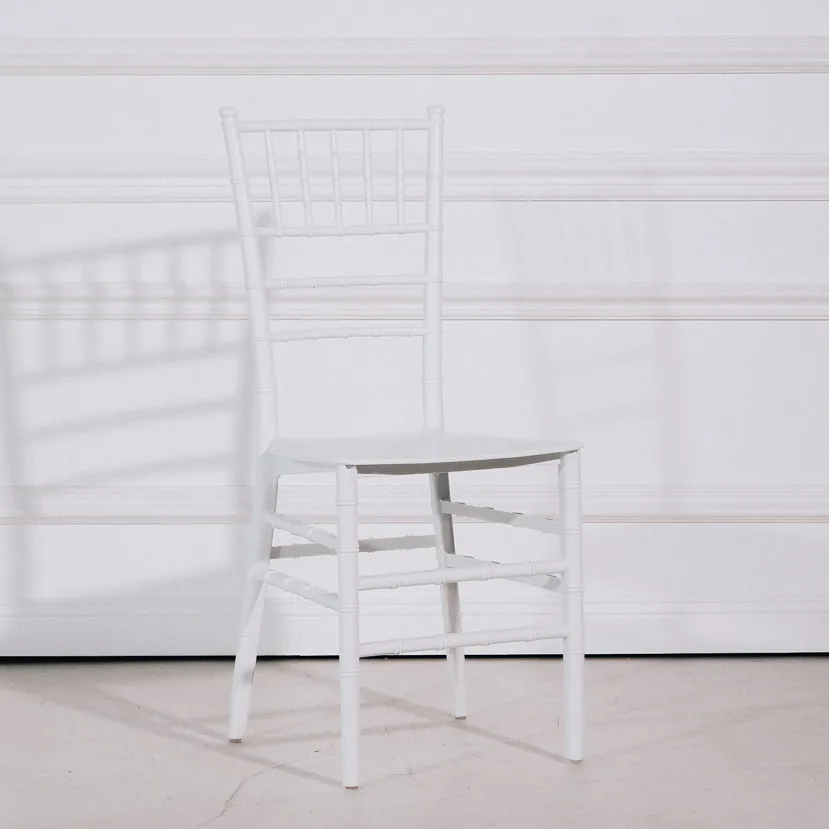 Chiavari Tiffany Weiß mit filigranen Rückenstreben, von vorn.