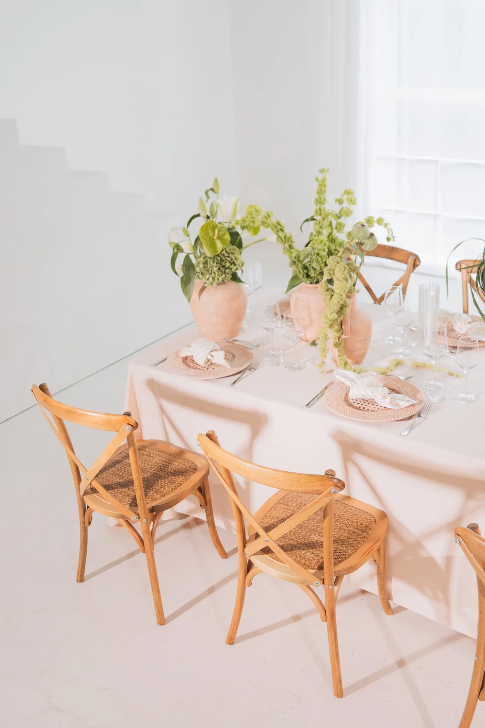 Gedeckter Tisch mit Stühlen bei DISHCO