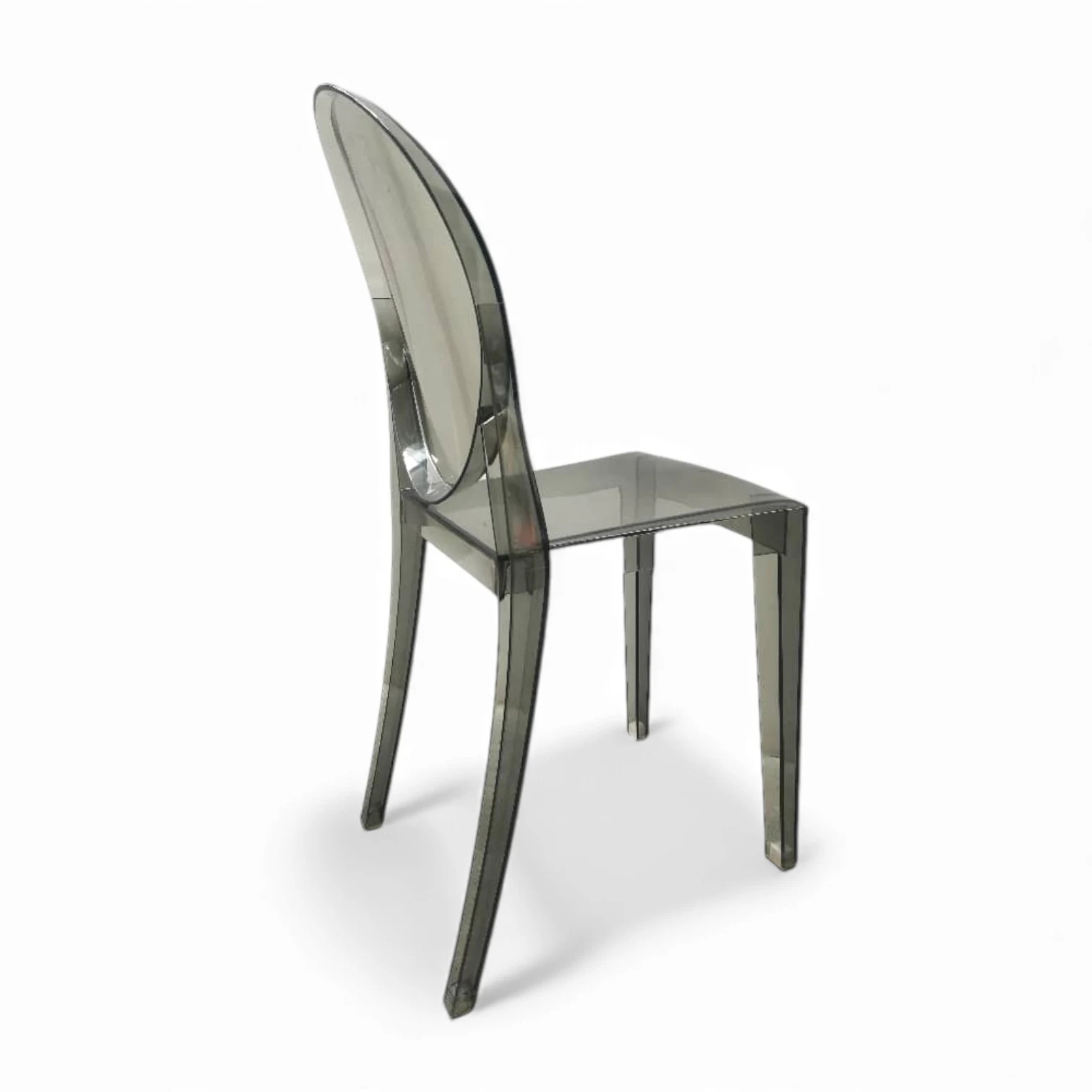 Ghost Chair Smoke, Dreiviertelansicht von hinten — fließende Linie zwischen Rückenlehne und Hinterbeinen, transparenter Smoke-Ton