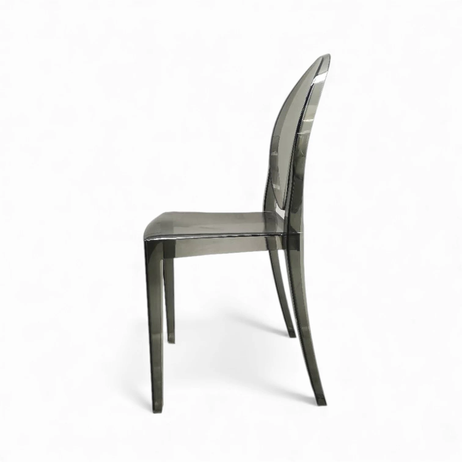 Ghost Chair Smoke, seitliche Profilansicht — geschwungene Silhouette aus einem Stück gegossenes Methacrylat
