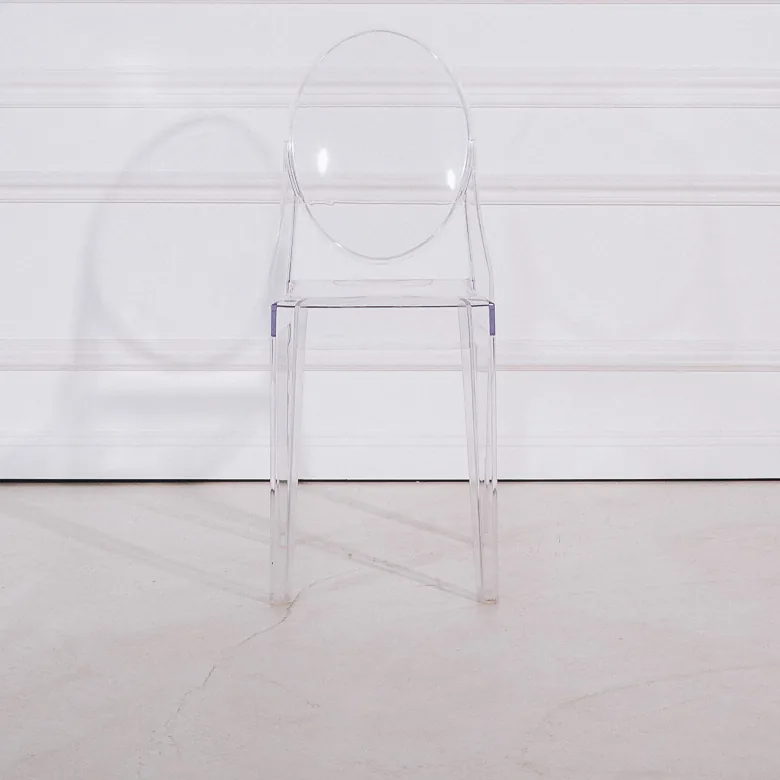 Ghost Chair Transparent mit ovaler Rückenlehne und klarer Sitzfläche, von vorn.