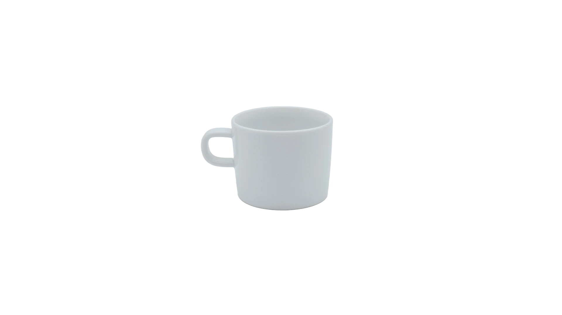Weiße Kaffeetasse aus Porzellan in Frontalansicht — schlichter Henkel, klare zylindrische Form