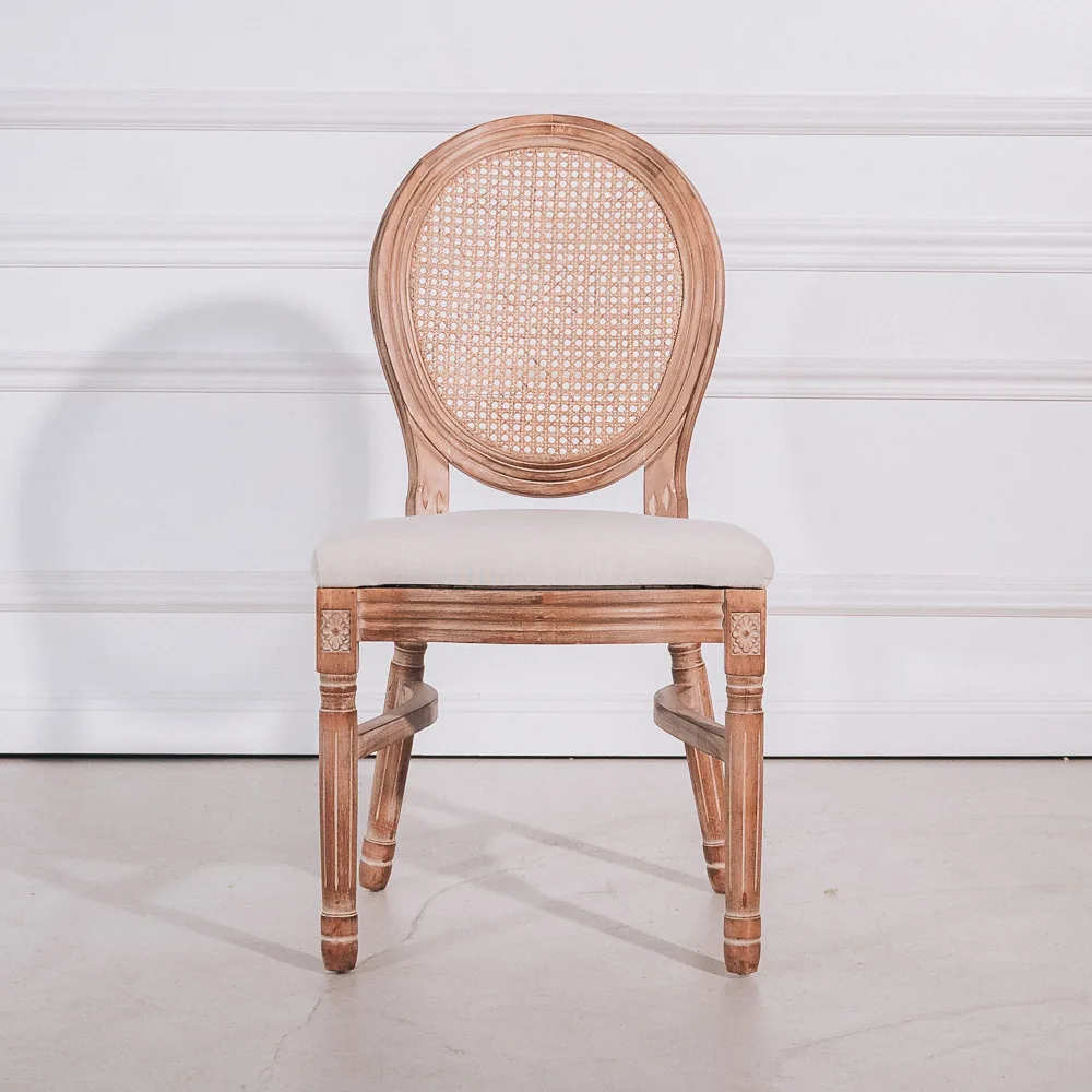 Louis Chair Natur mit ovaler Geflechtlehne und hellem Polstersitz, von vorn.
